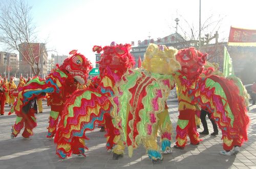 酒泉市2011年元宵節(jié)社火匯演期間，部分社火隊(duì)來(lái)公司拜年