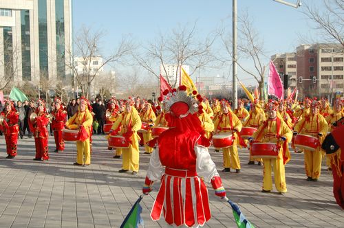 酒泉市2011年元宵節(jié)社火匯演期間，部分社火隊(duì)來(lái)公司拜年