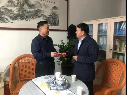 敦煌種業(yè)領(lǐng)導(dǎo)看望慰問公司老干部、老黨員及困難黨員職工