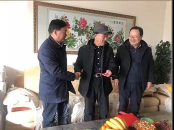 敦煌種業(yè)領(lǐng)導(dǎo)看望慰問公司老干部、老黨員及困難黨員職工