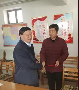 敦煌種業(yè)領(lǐng)導(dǎo)看望慰問公司老干部、老黨員及困難黨員職工