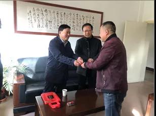 敦煌種業(yè)領(lǐng)導(dǎo)看望慰問公司老干部、老黨員及困難黨員職工